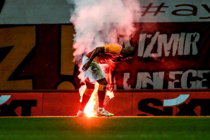 Seyircisiz oynanan Galatasaray-Fenerbahçe derbisinde sahaya meşale atıldı