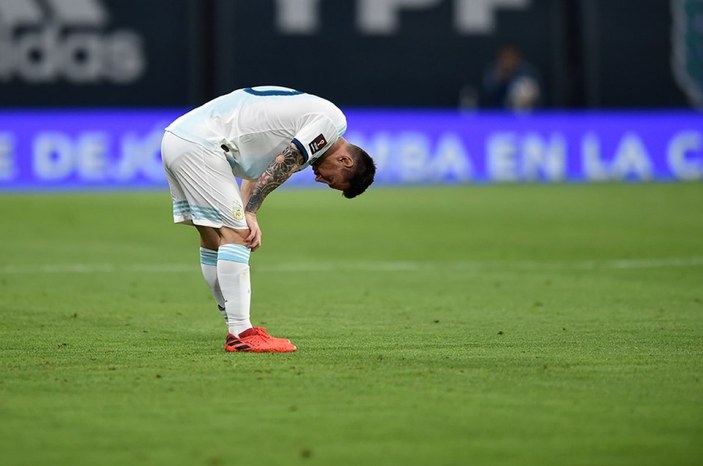 Lionel Messi sahanın ortasında istifra etti