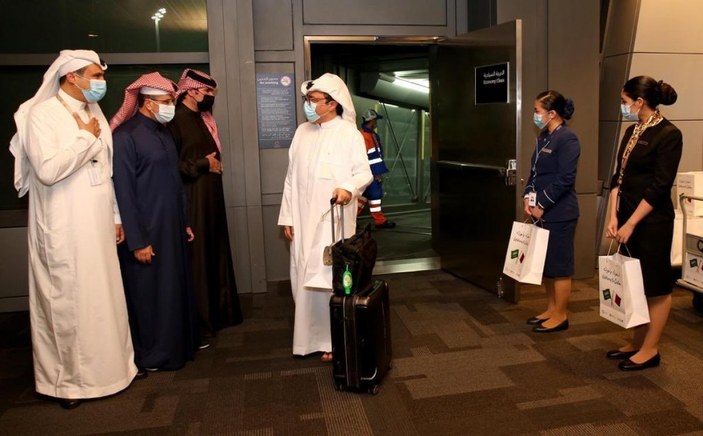 İlk Suudi Arabistan uçağı Katar'a ulaştı
