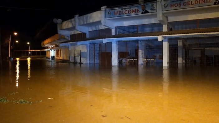 Edirne'de sağanak yağış sonrası Tunca Nehri taştı