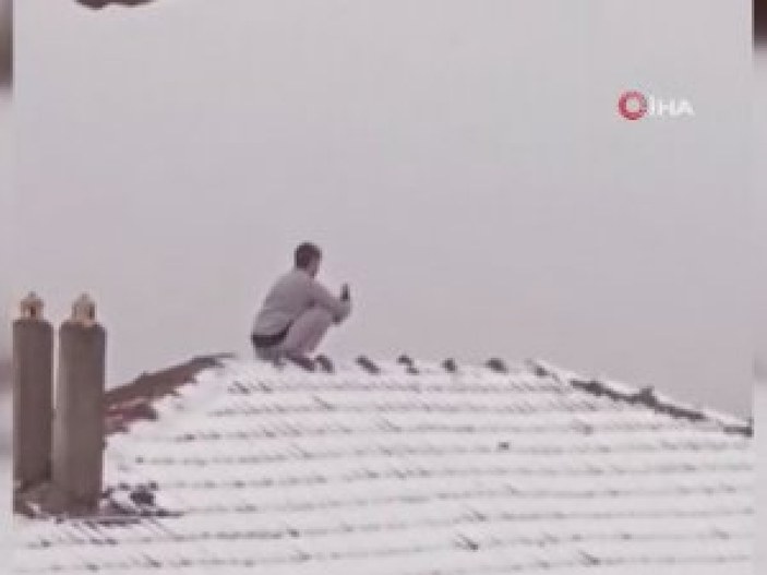 Esenler'de kar fotoğrafı çekmek için çatıya çıkan genç