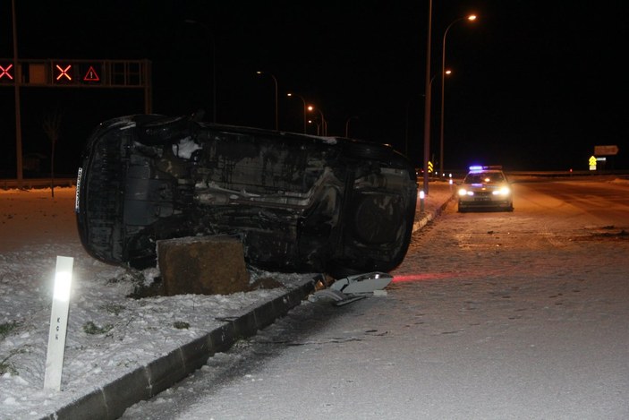 Sinop’ta otomobil aydınlatma direğine çarptı