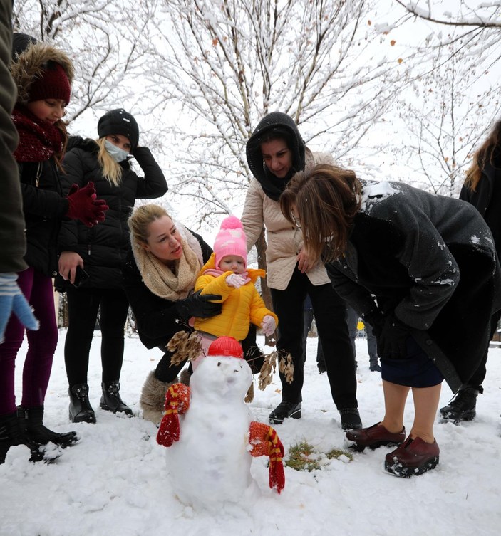 Fatma Şahin, çocukların kar eğlencesine ortak oldu