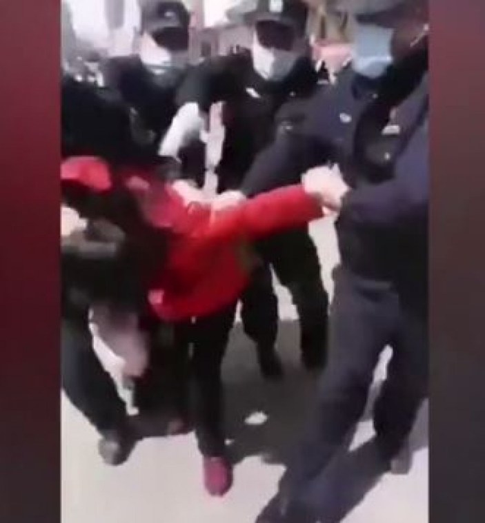 Çin'de maske takmayan kadın, darbedilerek gözaltına alındı