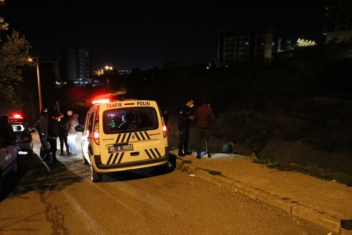 İzmir'de polisten kaçan 14 yaşındaki sürücü otomobil ile dereye düştü