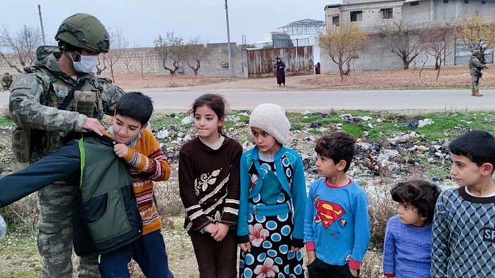Mehmetçik'ten Suriye'de ihtiyaç sahiplerine kıyafet ve gıda yardımı