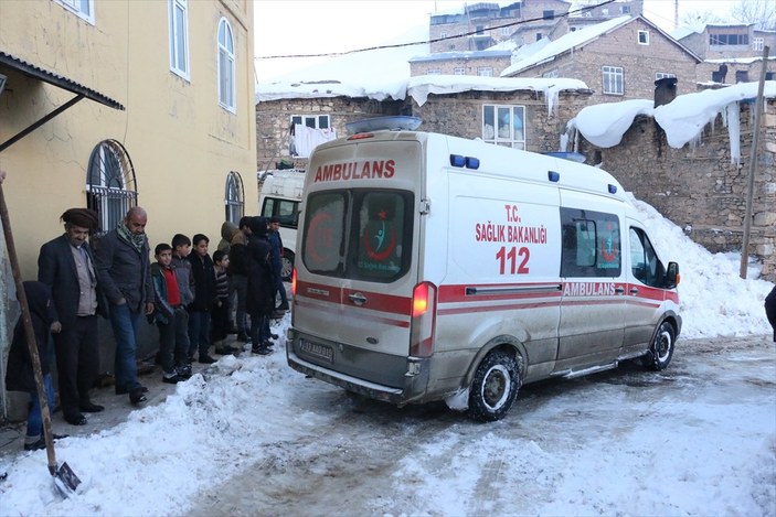 Bitlis'te hamile kadın 5 saatlik mücadeleyle hastaneye yetiştirildi