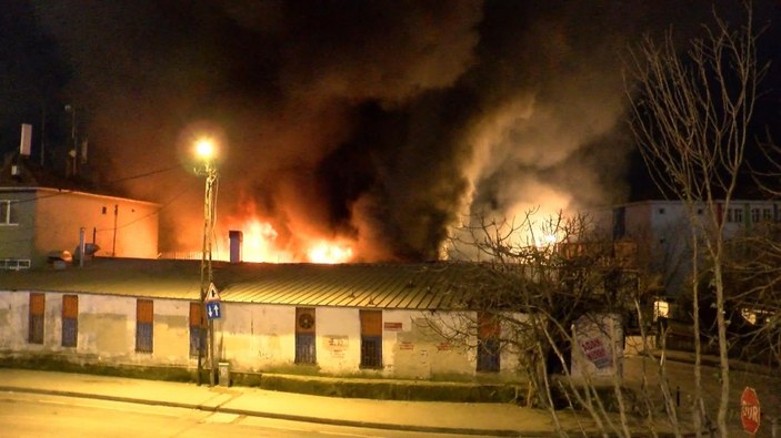 Maltepe'de geri dönüşüm deposunda yangın: Mahalleli depo sahiplerine saldırdı