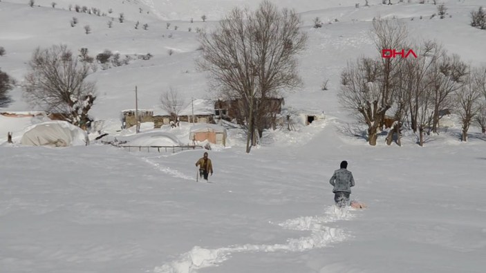 Muş'ta kar yüzünden köyüne dönemeyen Bayram'ın babasıyla buluşması