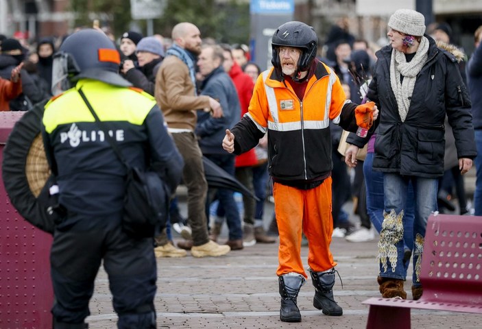Hollanda’da koronavirüs kısıtlamaları karşıtı protesto: 30 gözaltı