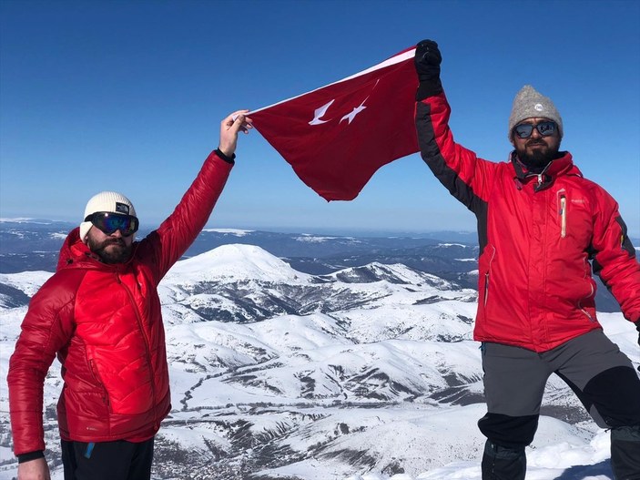 Yıldız Dağı'nın zirvesindeki Türk bayrağı yenisiyle değiştirildi