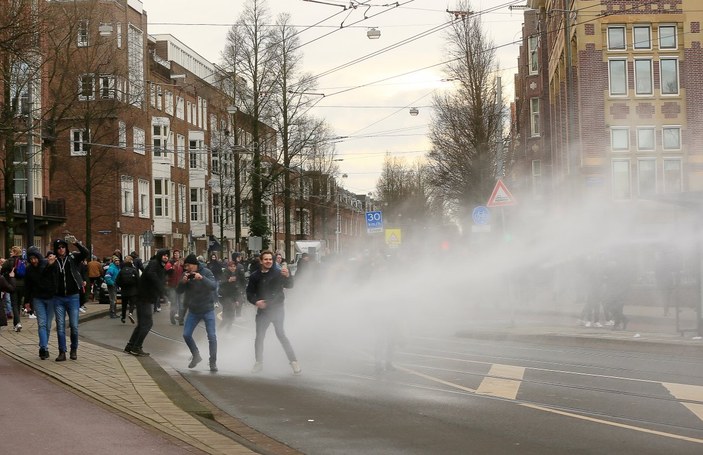Hollanda’da koronavirüs kısıtlamaları karşıtı protesto: 30 gözaltı