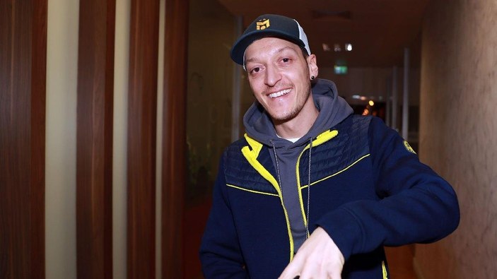 Mesut Özil'in imza törenine basından yoğun ilgi