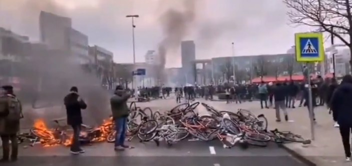 Hollanda'da sokağa çıkma kısıtlamasına karşı protestolar devam ediyor