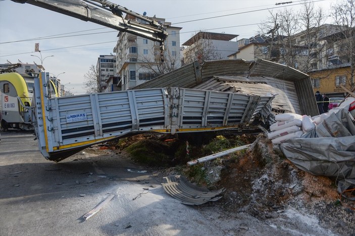 Kahramanmaraş'ta tren ile tırın çarpışma anı