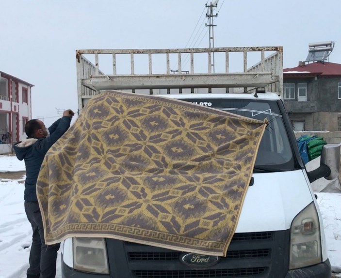 Iğdır'da sürücüler, soğuktan donan araçlarını ısıttı