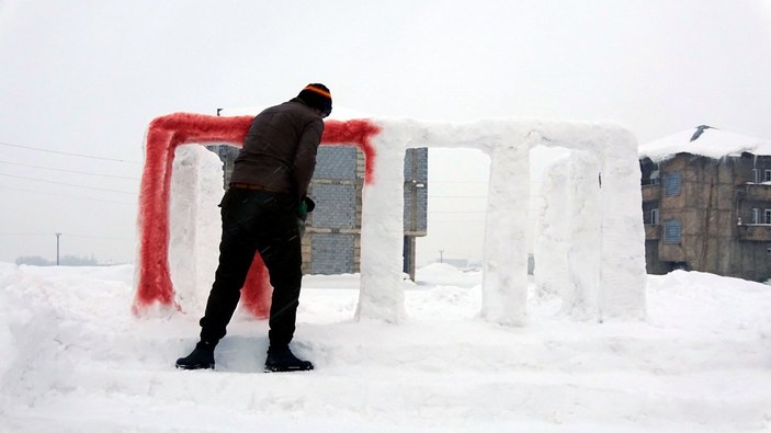 Yüksekova’da Atatürk’ü seven kızı için kardan Anıtkabir yaptı