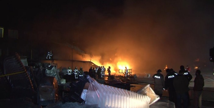 Esenyurt'ta plastik fabrikası yandı