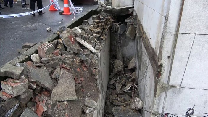 Arnavutköy’de kaldırım çöktü, bir bina boşaltılarak mühürlendi