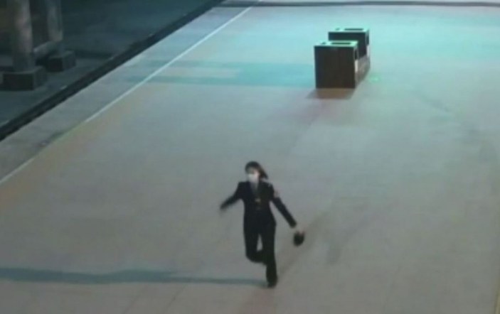 Çin'de istasyon görevlisi boş peronda dans etti