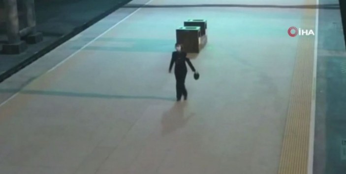 Çin'de istasyon görevlisi boş peronda dans etti