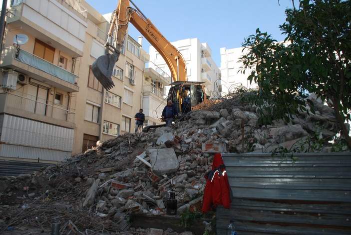 İzmir'de rahip Brunson'ın yaşadığı bina yıkıldı