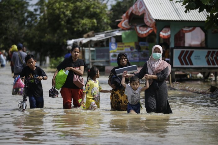 Endonezya'da sel felaketi: 4’ü çocuk 5 kişi öldü