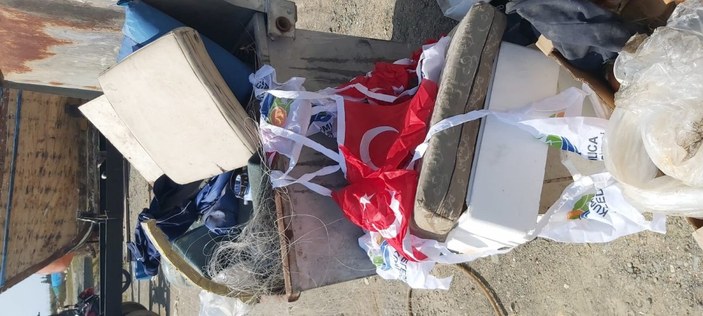 Antalya'da Türk bayrağını çöpe attılar