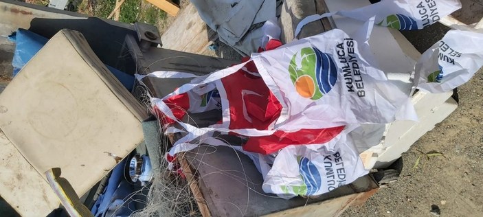 Antalya'da Türk bayrağını çöpe attılar