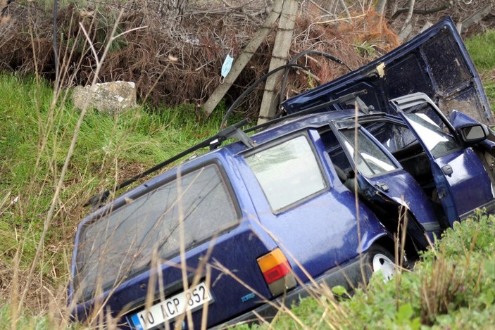 Balıkesir’de otomobil su tahliye kanalına düştü: 2 ölü