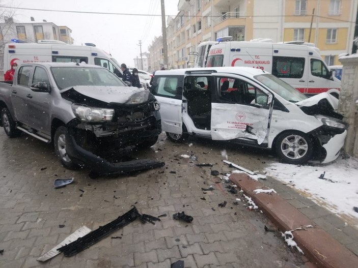 Kütahya'da aşı ekibi kaza yaptı, 4 sağlık görevlisi yaralandı