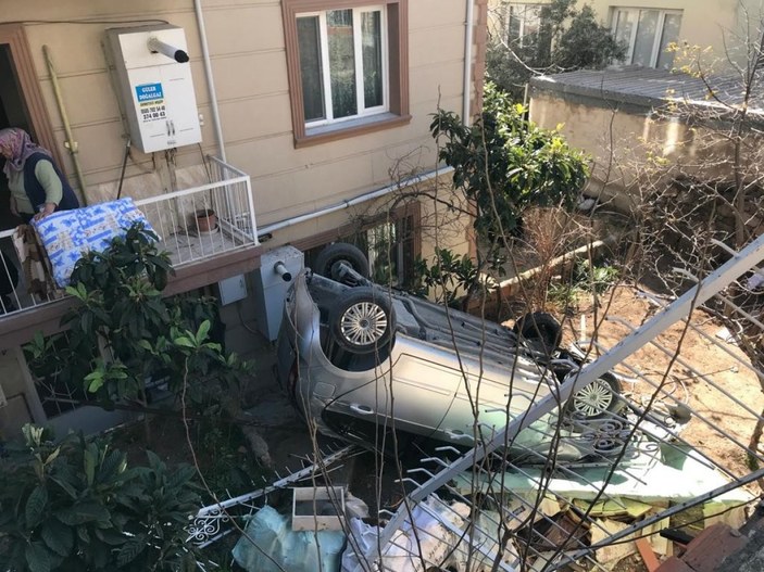 İzmir'de kaza yapan araç dehşet saçtı