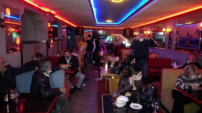 İzmir'de gece kulübünde yakalanan 23 kişiye 144 bin 900 lira ceza