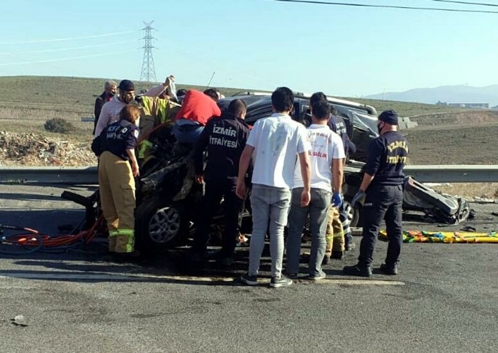İzmir'de üç araç kazaya karıştı: 2 ölü, 4 yaralı