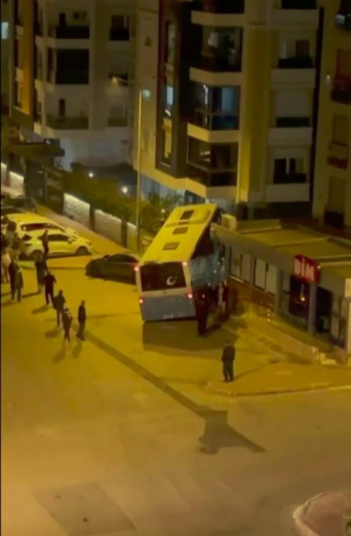 Antalya'da halk otobüsü, apartmanın bahçesine girdi