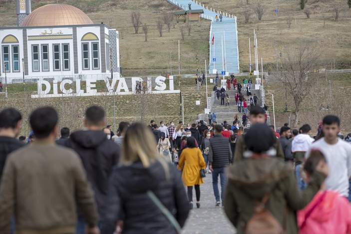 Diyarbakır'da kısıtlamasız ilk pazar hareketliliği