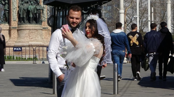 İstiklal Caddesi'ndeki İranlı çift, gelinlik ve damatlıkla yürüdü