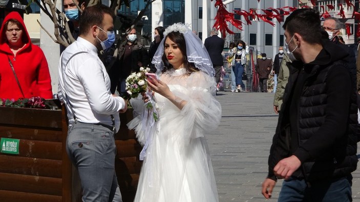 İstiklal Caddesi'ndeki İranlı çift, gelinlik ve damatlıkla yürüdü