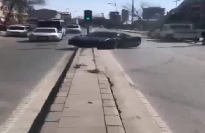 Maltepe'de milyonluk otomobiliyle kaza yaptı