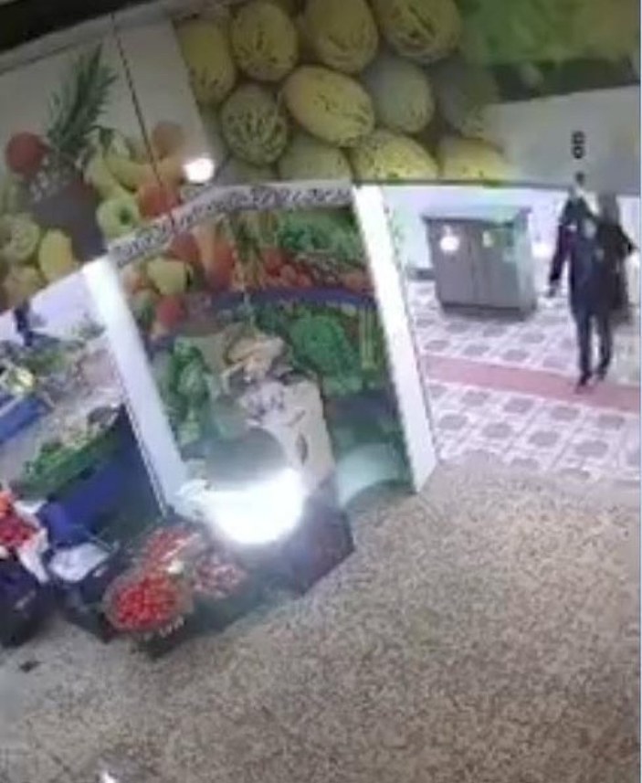 Manisa'da manavdan bin lira çalan hırsızlar kamerada