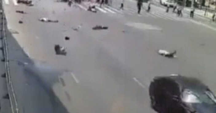 Çin'de korkunç kaza: Yayaların arasına daldı