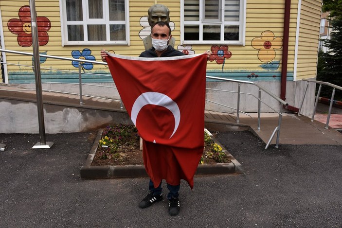 Sivas'ta direkten düşen bayrağı balkonuna astı