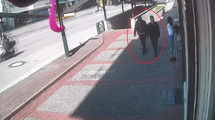 Bursa'da genç kadının cep telefonunu çalan kişi güvenlik kameralarına yansıdı