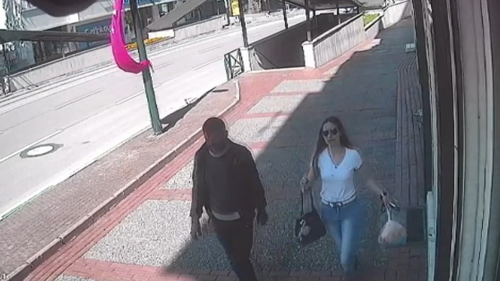 Bursa'da genç kadının cep telefonunu çalan kişi güvenlik kameralarına yansıdı