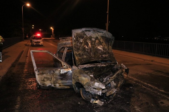 Adana'da korkuluklara çarpan araç yanarak kullanılamaz hale geldi