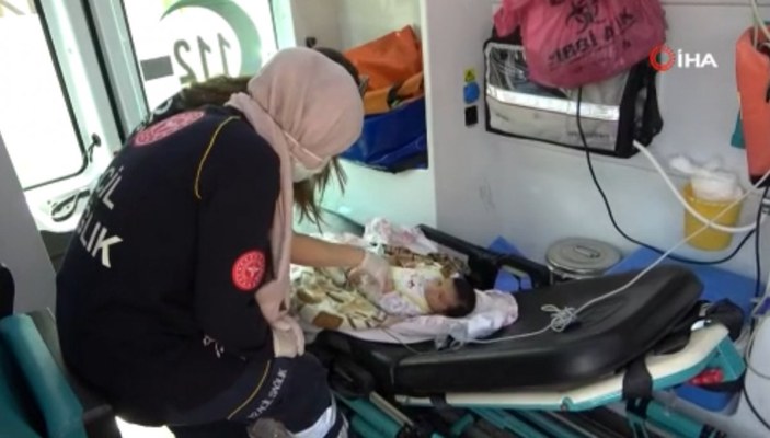 Adana’da 1 aylık bebeğin kaldırıma bırakılma anları kamerada