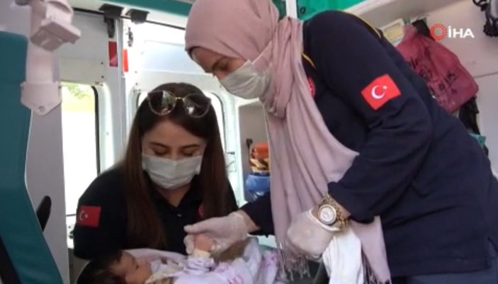 Adana’da 1 aylık bebeğin kaldırıma bırakılma anları kamerada