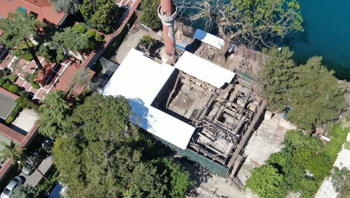 Üsküdar'da yanan tarihi Vaniköy Camii'nin son hali havadan görüntülendi