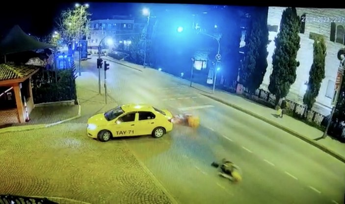 Beyoğlu’nda motosikletli, taksiye çarptı