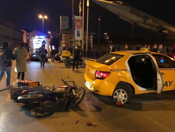 Beyoğlu’nda motosikletli, taksiye çarptı